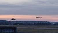 Zwei Flugzeuge nebeneinander in der Luft