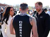 Invictus Games Harry Meghan Prinz Harry und Meghan unterhalten sich mit einem Mann aus dem Team Germany