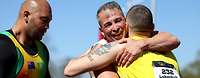 Invictus Games 2022 Sportler Zwei Männer umarmen sich. Einer steht daneben