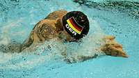 Ein deutscher Schwimmsportler beim Brustschwimmen.