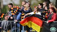 Fans der deutschen Mannschaft jubeln am Rande des Geschehens