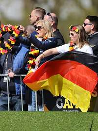 Fans der deutschen Mannschaft jubeln am Rande des Geschehens