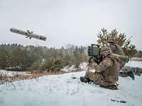 Abschuss Panzerabwehrsystem MELLS Zwei Soldaten schießen das Panzerabwehrsystem MELLS ab