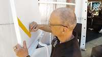 Ein Illustrator zeichnet mit einem Filzstift auf einer Leinwand