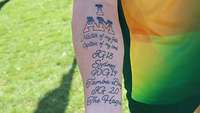 Ein Unterarm Tattoo das Schrift zeigt, das Logo der Invictus Games und die Daten der letzten Veranstaltungen