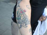 Tattoo Unconquered Ein Unterarm Tattoo, dass ein Kangaroo mit Boxhandschuhen und eine Banderole mit dem Schriftzug ,,Unconquered" zeigt
