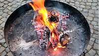 Feuerschale mit dem Osterfeuer
