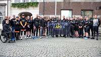 Athleten des deutschen Teams überreichen die Invictus Games Flagge in Düsseldorf