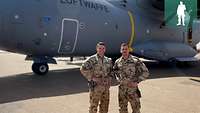 Zwei Soldaten stehen vor einem Flugzeug