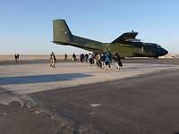 Operation Pegasus Transall Mehrere Menschen laufen zu einem wartenden Transportflugzeug des Typs Transall C-160