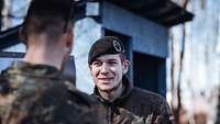 Zwei Soldaten stehen sich gegenüber und sprechen miteinander