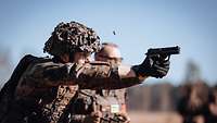Ein Soldat kurz nach der Schussabgabe mit einer Pistole im Anschlag
