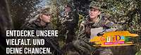 Girls'Day 2022 Zwei Soldatinnen hocken im Wald