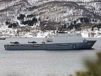 Docklandungsschiff Rotterdam Cold Response 2022 Ein graues Schiff liegt in einem Fjord.
