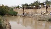 Der Jordan mit Besuchern am Ufer