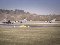 CESMO Demo Day 2022 Ein Eurofighter startet und zwei Tornados fahren ebenfalls zum Start.