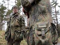 Major Karolin Böhme Major Karolin Böhme steht mit einer weiteren Person in Uniform auf einer Waldlichtung