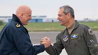 General Gerhartz und US-General Wilsbach reichen sich auf dem Flugplatz die Hände 