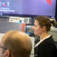 Eine Frau blickt auf einem Monitor.