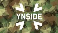 Das Logo von YMSIDE in weiß auf grünem Polygonhintergrund