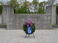 Kranz am Luftwaffenehrenmal in Fürstenfeldbruck „Ihr Seid Unvergessen“ steht auf dem Stein hinter dem Gedenkkranz.