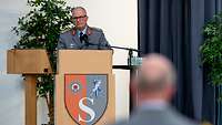 Generalinspekteur Zorn steht am Rednerpult auf einer Bühne