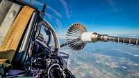 Aus dem Cockpit eines Kampfflugzeugs ist der Trichter für die Luftbetankung zu sehen.