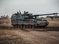 Panzerhaubitzen 2000 während der Übung Breakthrough Zwei Panzerhaubitzen 2000 fahren im Gelände.