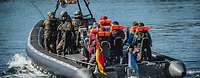 Evakuierungsübung Schneller Adler 2022 Soldaten fahren mit Zivilisten in einem Speedboot.