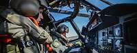Zwei SOldaten sitzen in einem Cockpit des Marinehubschraubers Sea Lynx