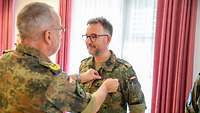 Ehrenkreuz der Bundeswehr - Oberfeldarzt Dr. Dennis Ritter 220509_Auszeichnung Erste Kraefte Flutkatastrophe_Laymann_028