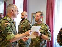 Ehrenkreuz der Bundeswehr - Hauptfeldwebel Stöcker 220509_Auszeichnung Erste Kraefte Flutkatastrophe_Laymann_066