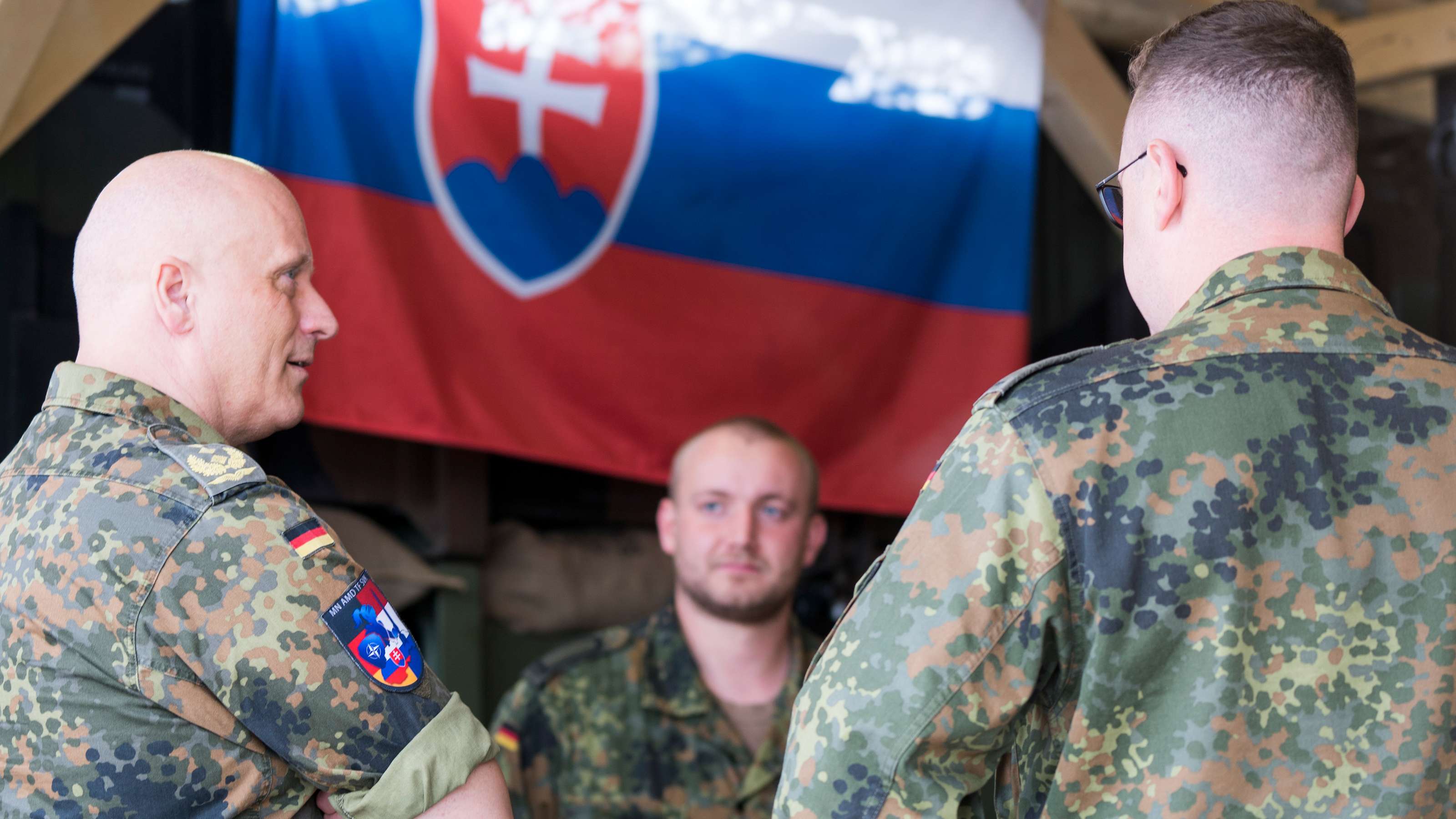 Voller Stolz Inspekteur besucht Flugabwehr in der Slowakei