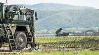 Patriot-Launcher in der Slowakei Zu sehen sind Bestandteile des Waffensystems Patriot am Flugplatz in Sliač in der Slowakei