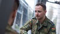 Zwei Soldaten sprechen Miteinander