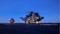 Zwei Bordhubschrauber vom Typ Sea King befinden sich im Landevorgang