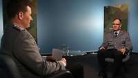 Generalleutnant Gunter Schneider sitzt für ein Interview seinem Interview Partner gegenüber.