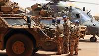 Soldaten stehen an Fahrzeugen im Camp Castor in Gao/Mali