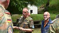 Walter Halder erklärt das Lagerleben mit seinen persönlichen Anekdoten