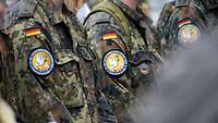 Soldaten mit dem Wappen der Soldatenwallfahrt an der Uniform