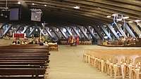Ohne Soldatinnen und Soldaten ist die unterirdische Basilika Pius X. ziemlich leer