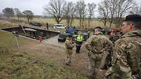 Britische und deutsche Soldaten besichtigen einen Ausbildungsabschnitt der Pipelineanlage in Putlos.