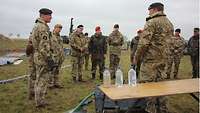 Britische Soldaten erklärten deutschen Soldaten die Funktionen einer ihrer Trinkwasseraufbereitungsanlage.
