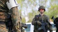 Eine Gruppe Soldaten mit Schutzwesten, Helmen und Schießbrillen führt Gewehre G36.