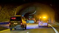 Bundeswehrfahrzeuge fahren in einen Tunnel