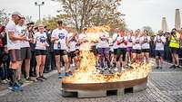 Läufer und Gäste versammelt vor dem Freieheitsfeuer in Kleve