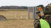 Soldat schießt mit Pistole