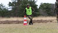 Soldat rennt über Laufbahn