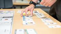 Eine Hand ordnet die Spielkarten