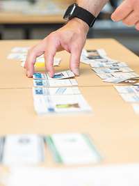 Eine Hand ordnet die Spielkarten